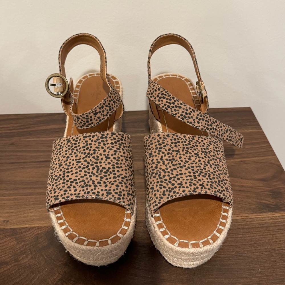 Universal Thread Sandals - image 2